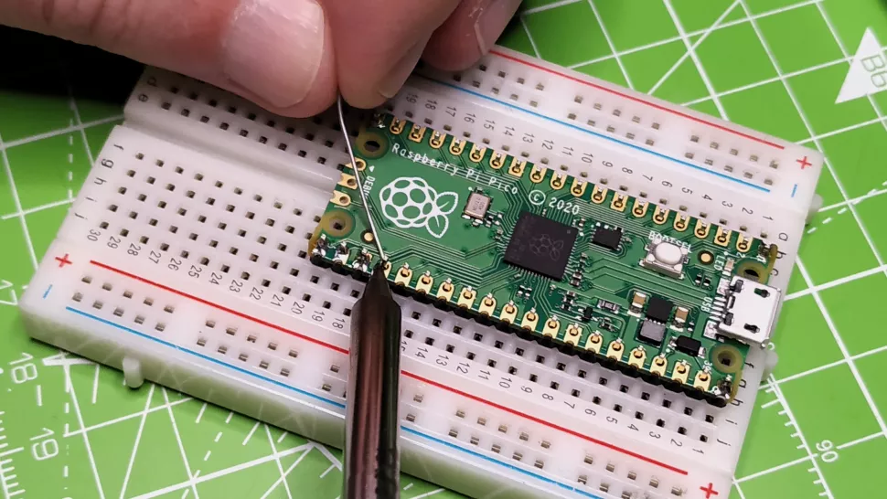 Raspberry Pi Pico Review: Powerful, flexible microcontroller boards 8 raspberry pi pico programming
